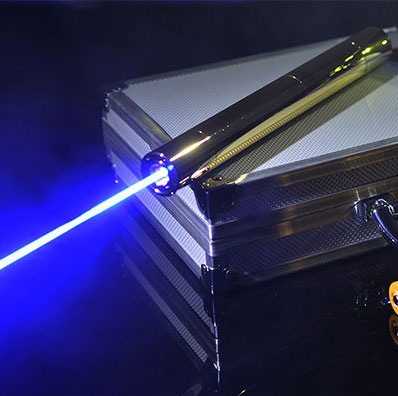 멋있다 ! 황금 디자인 2000mw 파란색 레이저 포인터 초강력 레이저 포인터 고공율, 3초 안에 성